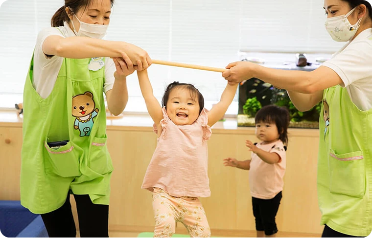 託児所で子供が遊んでいる様子