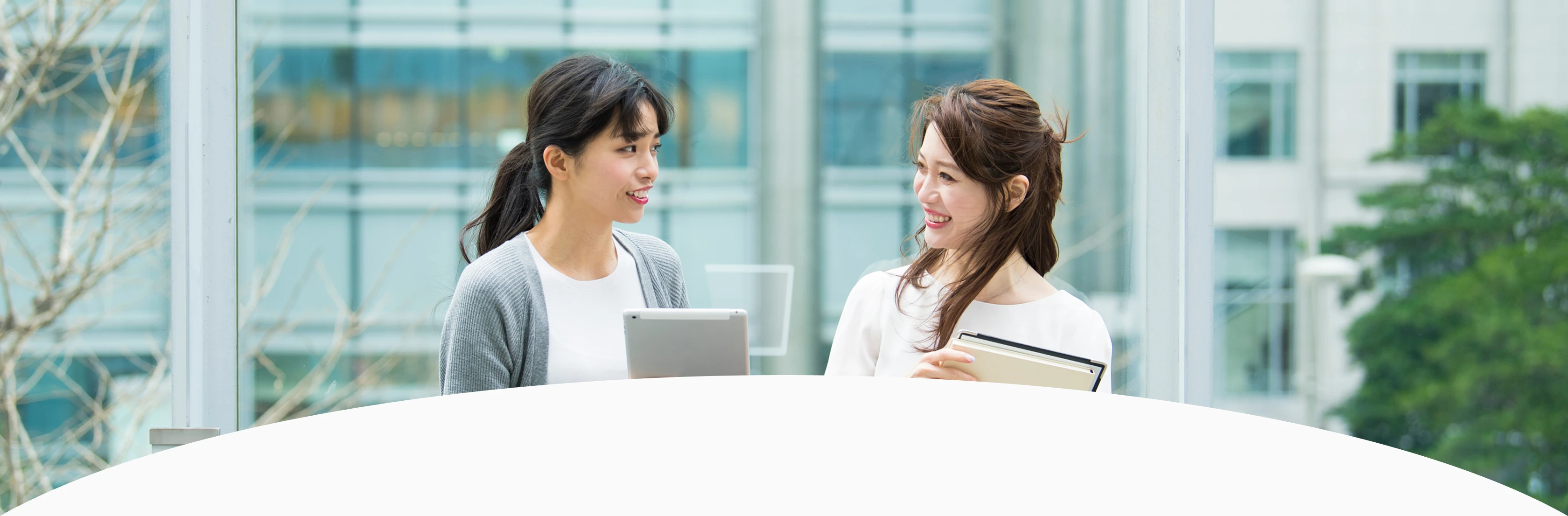 女性二人が話している写真