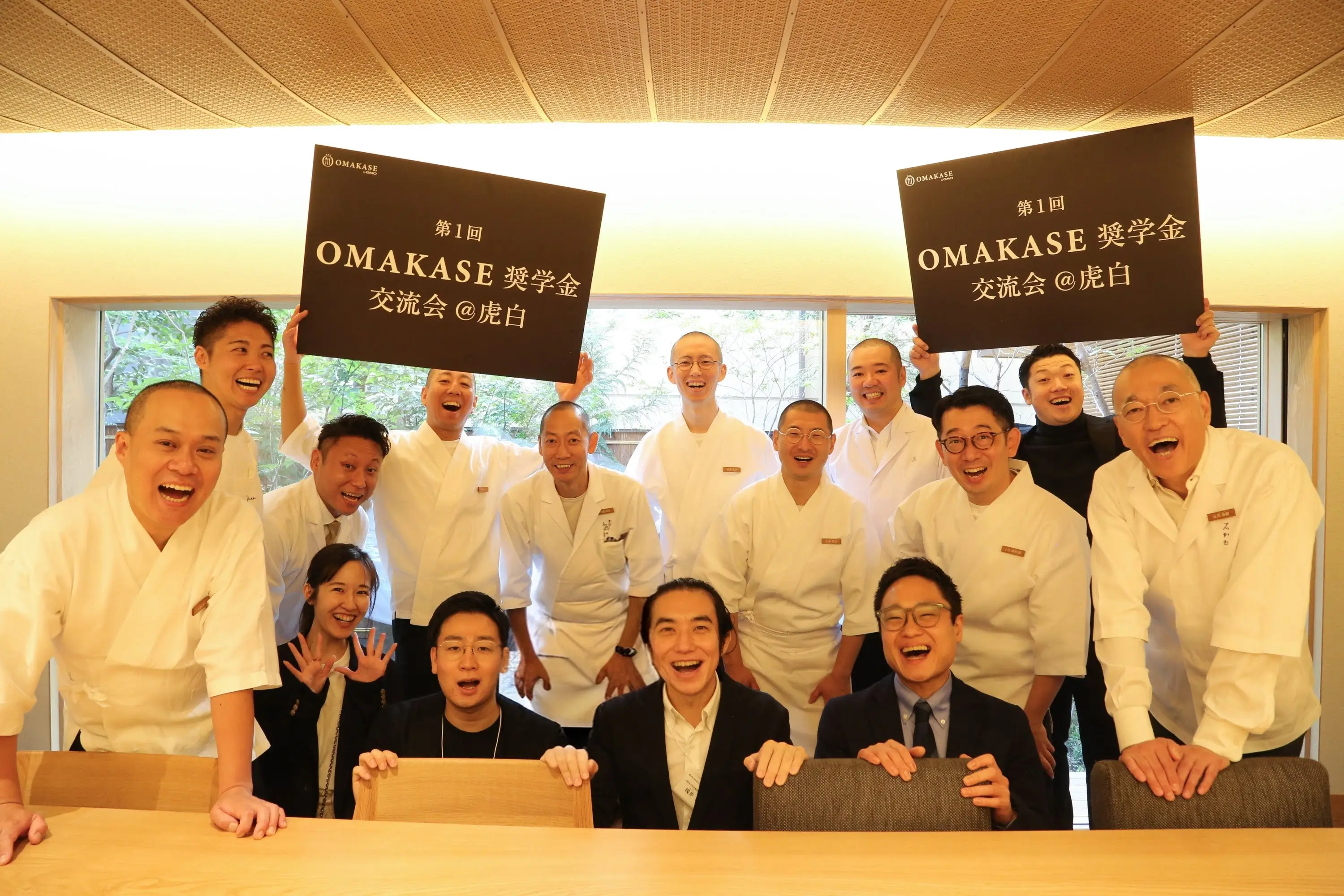 石川 秀樹様と従業員の方の集合写真