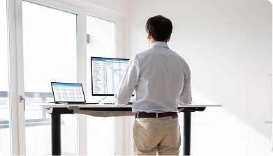 昇降デスクを利用している男性